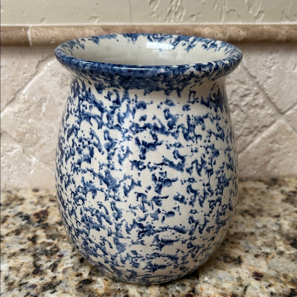 Marshall Pottery Blue and White Speckled Ceramic Vase. Signed by Brian Miller. - Picture 2 of 10